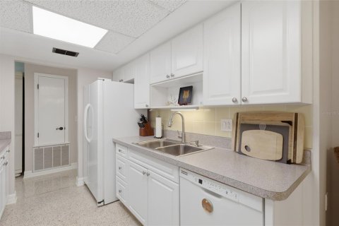 House in Tampa, Florida 4 bedrooms, 138.7 sq.m. № 2347131 - photo 13