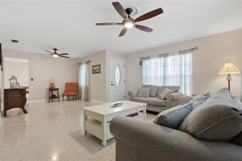 House in Tampa, Florida 4 bedrooms, 138.7 sq.m. № 2347131 - photo 7