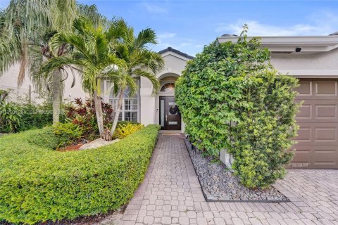 House in Pembroke Pines, Florida 3 bedrooms, 175.49 sq.m. № 2065427 - photo 2