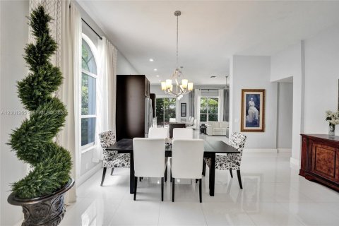 House in Pembroke Pines, Florida 3 bedrooms, 175.49 sq.m. № 2065427 - photo 16