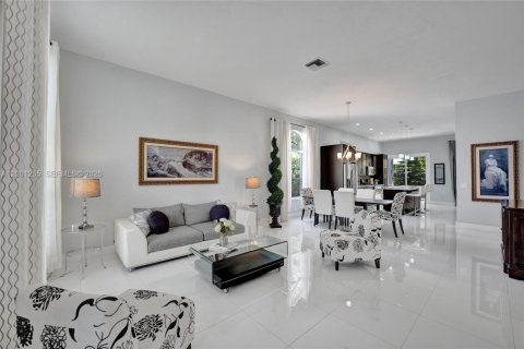 House in Pembroke Pines, Florida 3 bedrooms, 175.49 sq.m. № 2065427 - photo 8