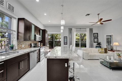 House in Pembroke Pines, Florida 3 bedrooms, 175.49 sq.m. № 2065427 - photo 30