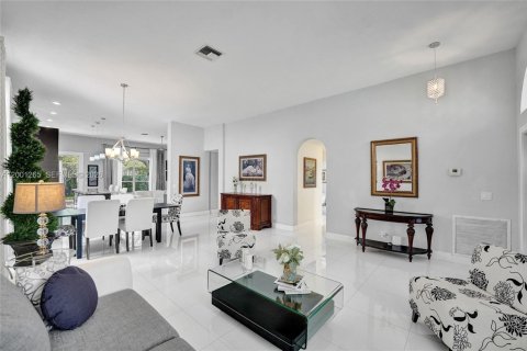 House in Pembroke Pines, Florida 3 bedrooms, 175.49 sq.m. № 2065427 - photo 15
