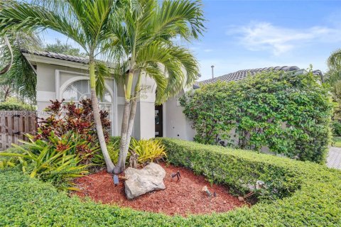 House in Pembroke Pines, Florida 3 bedrooms, 175.49 sq.m. № 2065427 - photo 3