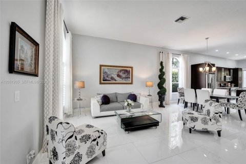 House in Pembroke Pines, Florida 3 bedrooms, 175.49 sq.m. № 2065427 - photo 9