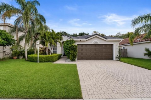 House in Pembroke Pines, Florida 3 bedrooms, 175.49 sq.m. № 2065427
