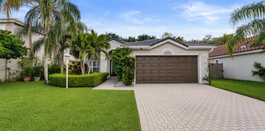 House in Pembroke Pines, Florida 3 bedrooms, 175.49 sq.m. № 2065427