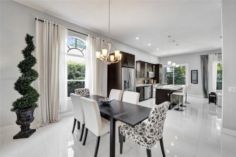 House in Pembroke Pines, Florida 3 bedrooms, 175.49 sq.m. № 2065427 - photo 17