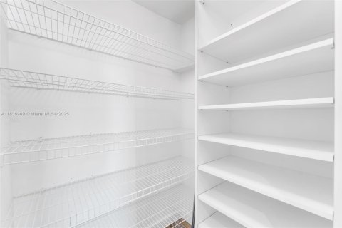 Condominio en venta en Miami, Florida, 1 dormitorio, 61.22 m2 № 1822028 - foto 17