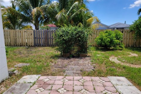 House in Miami, Florida 3 bedrooms, 153.29 sq.m. № 1760987 - photo 16