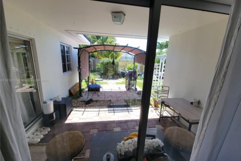 House in Miami, Florida 3 bedrooms, 153.29 sq.m. № 1760987 - photo 10