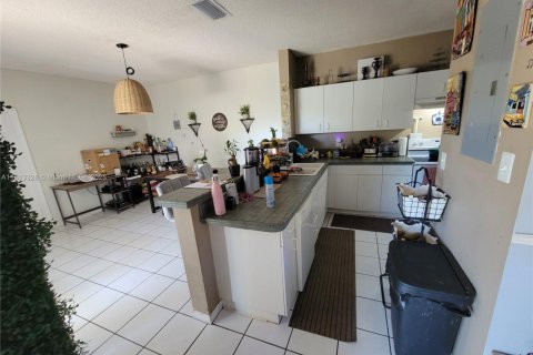 House in Miami, Florida 3 bedrooms, 153.29 sq.m. № 1760987 - photo 6