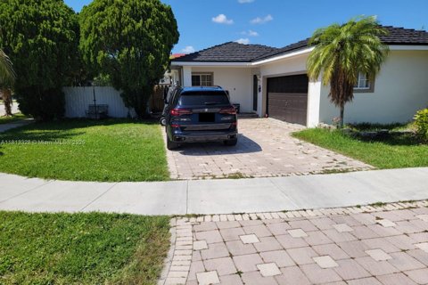 House in Miami, Florida 3 bedrooms, 153.29 sq.m. № 1760987 - photo 1