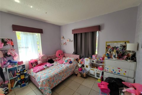 House in Miami, Florida 3 bedrooms, 153.29 sq.m. № 1760987 - photo 3