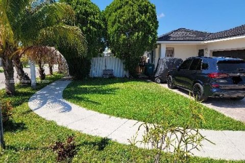 House in Miami, Florida 3 bedrooms, 153.29 sq.m. № 1760987 - photo 2