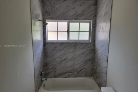 House in Miami, Florida 3 bedrooms, 153.29 sq.m. № 1760987 - photo 14