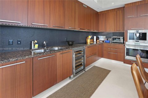 Condominio en venta en Sunny Isles Beach, Florida, 3 dormitorios, 257.15 m2 № 2034636 - foto 16