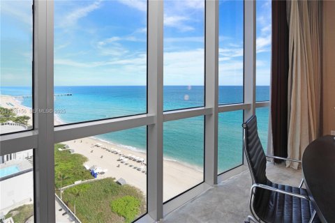 Condominio en venta en Sunny Isles Beach, Florida, 3 dormitorios, 257.15 m2 № 2034636 - foto 21