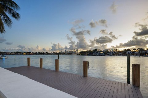 House in Miami Beach, Florida 5 bedrooms, 511.52 sq.m. № 1727400 - photo 2