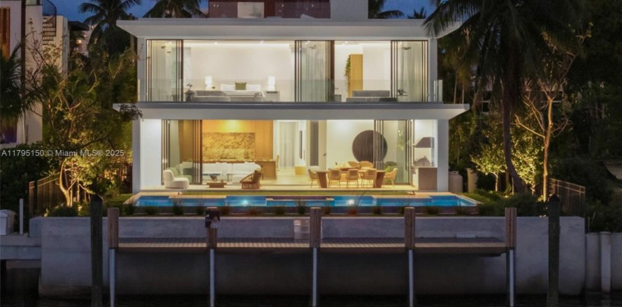House in Miami Beach, Florida 5 bedrooms, 511.52 sq.m. № 1727400