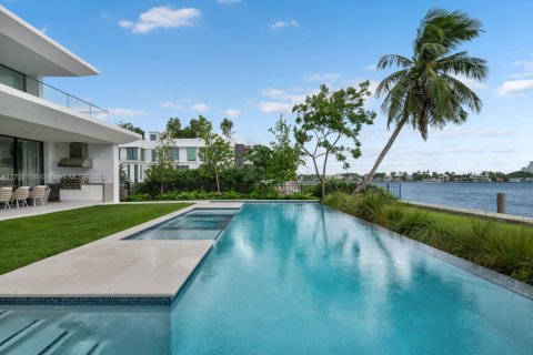 House in Miami Beach, Florida 5 bedrooms, 511.52 sq.m. № 1727400 - photo 8