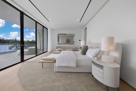 House in Miami Beach, Florida 5 bedrooms, 511.52 sq.m. № 1727400 - photo 20
