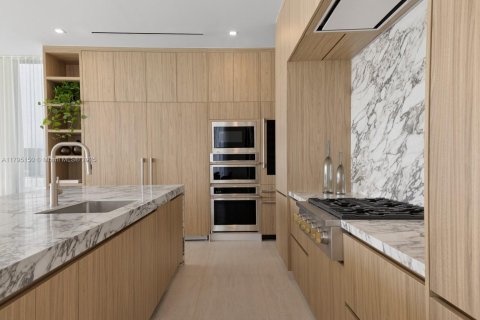 House in Miami Beach, Florida 5 bedrooms, 511.52 sq.m. № 1727400 - photo 10