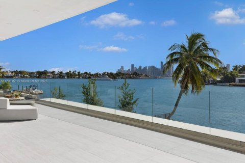 House in Miami Beach, Florida 5 bedrooms, 511.52 sq.m. № 1727400 - photo 19