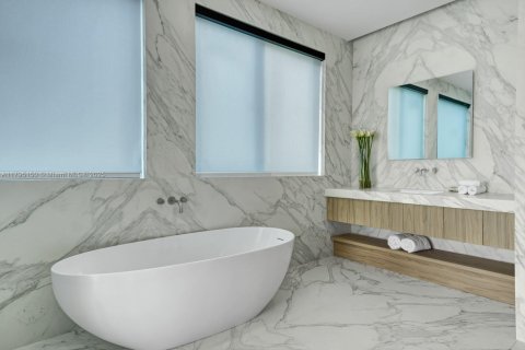 House in Miami Beach, Florida 5 bedrooms, 511.52 sq.m. № 1727400 - photo 24