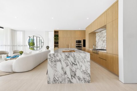 House in Miami Beach, Florida 5 bedrooms, 511.52 sq.m. № 1727400 - photo 4