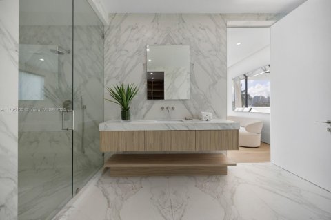 House in Miami Beach, Florida 5 bedrooms, 511.52 sq.m. № 1727400 - photo 23
