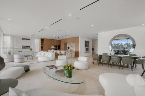 House in Miami Beach, Florida 5 bedrooms, 511.52 sq.m. № 1727400 - photo 3