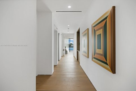 House in Miami Beach, Florida 5 bedrooms, 511.52 sq.m. № 1727400 - photo 17