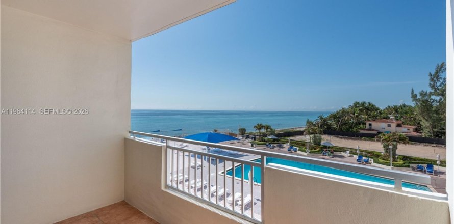 Condominio en Hallandale Beach, Florida, 2 dormitorios № 2081083