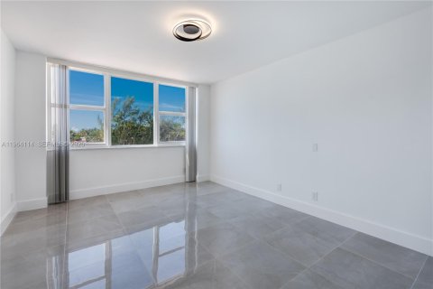 Condominio en venta en Hallandale Beach, Florida, 2 dormitorios, 95.78 m2 № 2081083 - foto 10