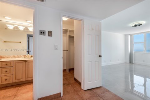 Condominio en venta en Hallandale Beach, Florida, 2 dormitorios, 95.78 m2 № 2081083 - foto 3
