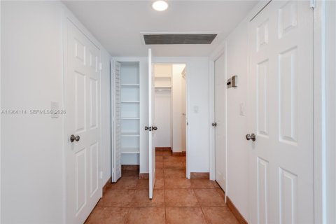 Condominio en venta en Hallandale Beach, Florida, 2 dormitorios, 95.78 m2 № 2081083 - foto 28