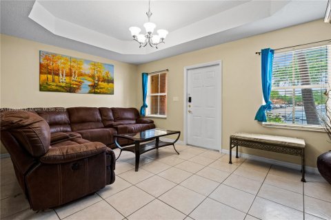 Adosado en venta en Pembroke Pines, Florida, 2 dormitorios, 108.7 m2 № 1934948 - foto 4