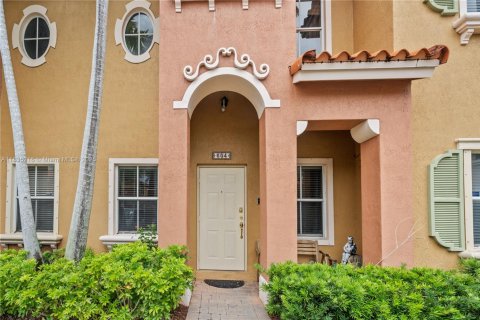 Adosado en venta en Pembroke Pines, Florida, 2 dormitorios, 108.7 m2 № 1934948 - foto 1