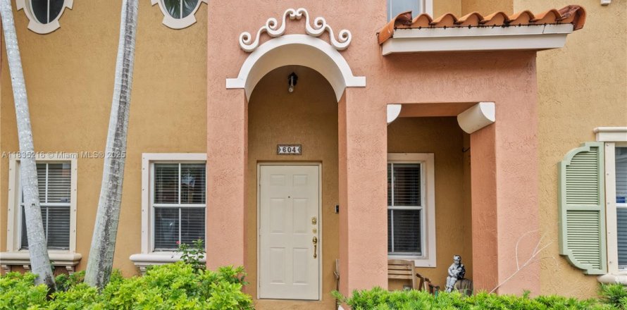 Adosado en Pembroke Pines, Florida 2 dormitorios, 108.7 m2 № 1934948