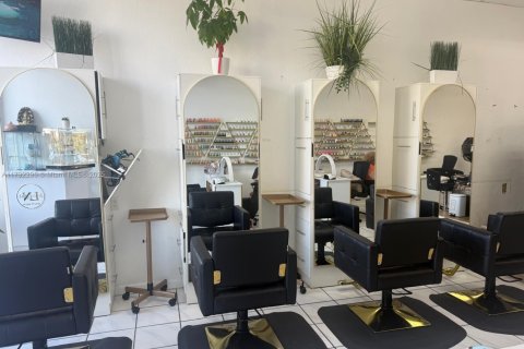 Propiedad comercial en venta en Miami, Florida № 1725865 - foto 13