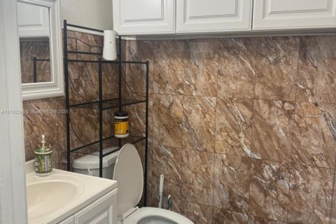 Propiedad comercial en venta en Miami, Florida № 1725865 - foto 2