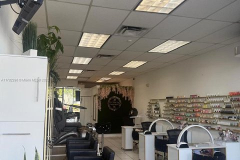 Propiedad comercial en venta en Miami, Florida № 1725865 - foto 6
