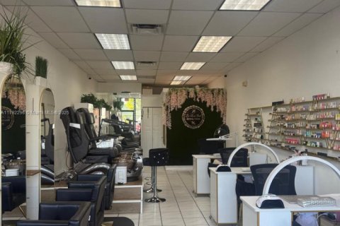 Propiedad comercial en venta en Miami, Florida № 1725865 - foto 7