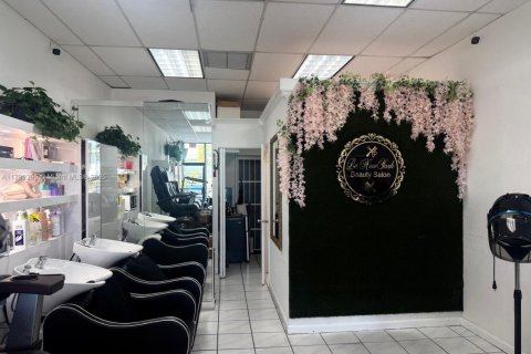 Propiedad comercial en venta en Miami, Florida № 1725865 - foto 26