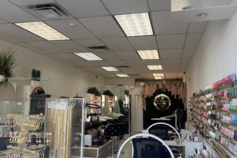 Propiedad comercial en venta en Miami, Florida № 1725865 - foto 8