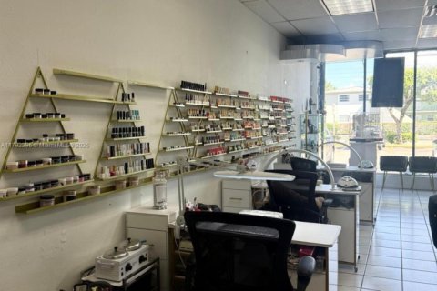 Propiedad comercial en venta en Miami, Florida № 1725865 - foto 24