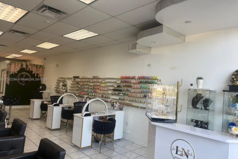 Propiedad comercial en venta en Miami, Florida № 1725865 - foto 14