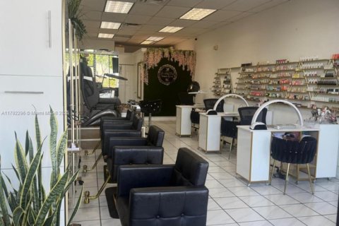 Propiedad comercial en venta en Miami, Florida № 1725865 - foto 9