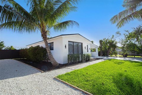 House in Deerfield Beach, Florida 3 bedrooms, 93.74 sq.m. № 2064551 - photo 2